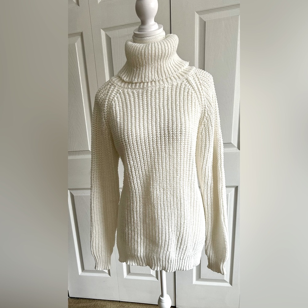 Chunky white Cableknit Sweater with side slits